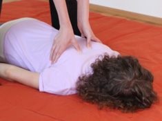 Shiatsu Behandlung am Rücken entlang der Wirbelsäule