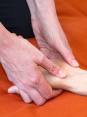 Shiatsu Behandlung am Handgelenk und Handrücken