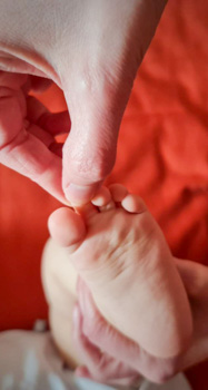 Shiatsu Behandlung für Baby an den Zehen