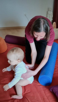 Shiatsu Behandlung für Baby am Rücken in sitzender Position