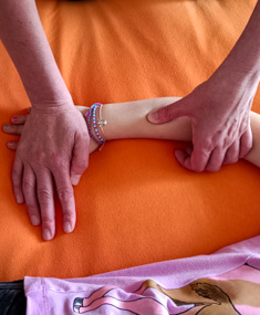 Shiatsu Behandlung für Kind am rechten Unterarm