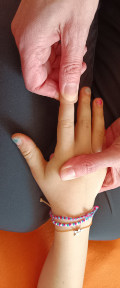 Shiatsu Behandlung für Kind an den Fingern