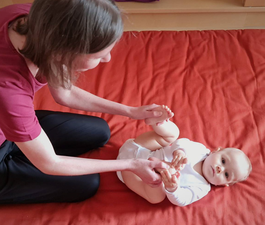 Shiatsu Behandlung für Baby an den Füßen